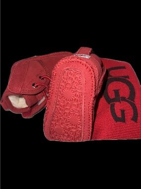 UGG Baby Neumel Lined Red Booties & Ugg Beanie Gift Set Size 0/1
